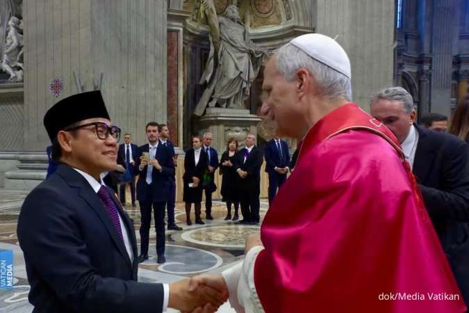 Menko Muhaimin Iskandar Jabat Tangan Paus Leo XIV di Vatikan pada Hari Pelantikan
