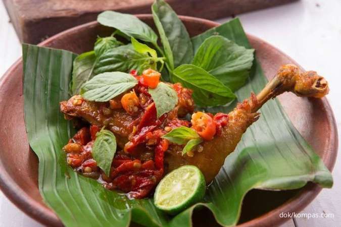 Resep Ayam Penyet Sambal Merah, Menu Makan Siang Nikmat yang Sulit Ditolak