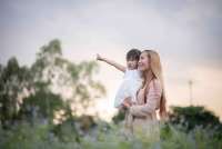 10 Prompt Gemini AI untuk Edit Foto Ibu dan Anak Perempuan Berbagai Konsep