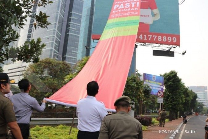 Tunggak pajak, reklame di daerah Jakarta Barat ditempeli stiker