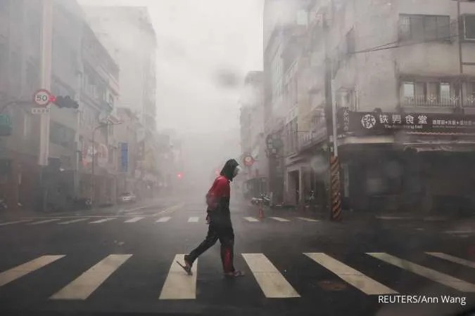 Taiwan Shuts Down as Strong Typhoon Kong-Rey Hits, One Dead