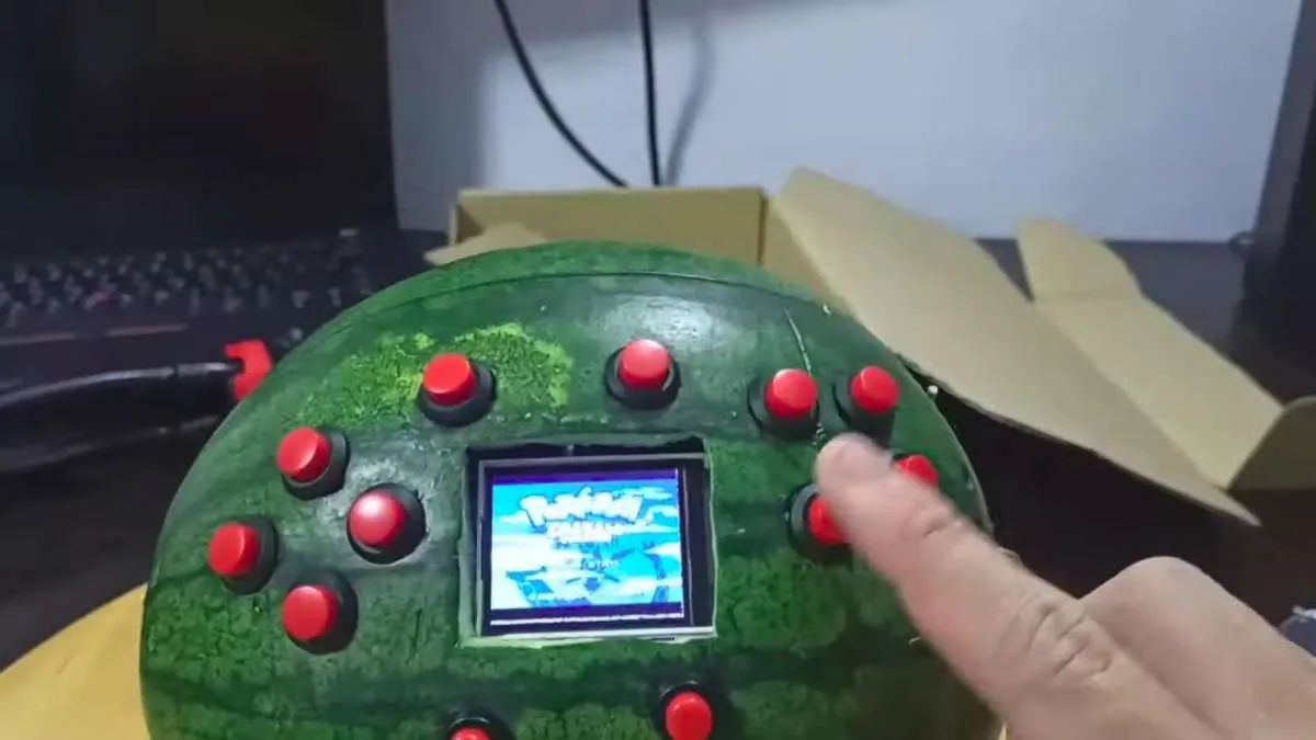 Remaja ini main game Pokemon lewat semangka, kok bisa ya ?