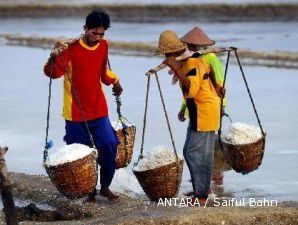 Panen garam masih terhambat cuaca