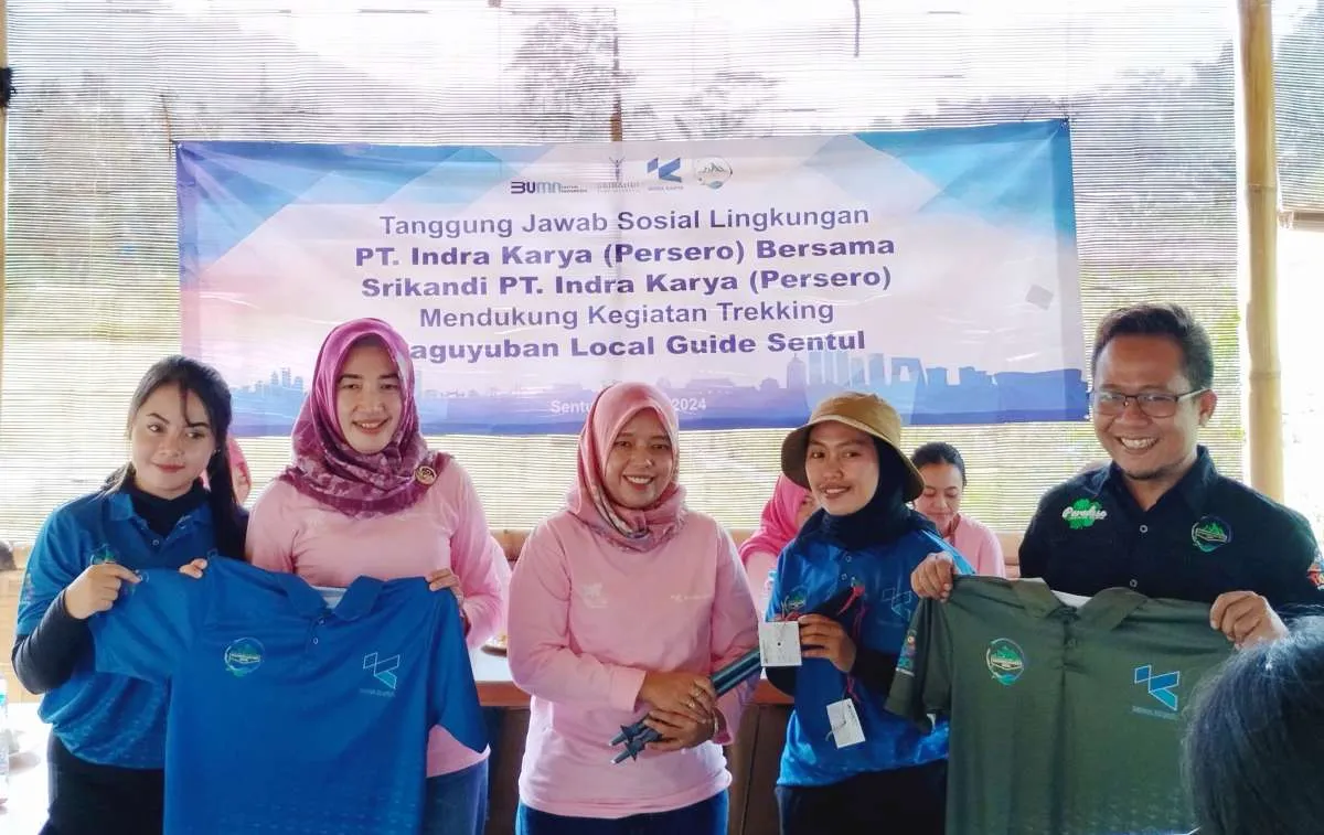 Srikandi Indra Karya Berikan Bantuan pada Pemandu Wisata Wanita Trekking