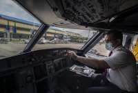 Pilot Meninggal dalam Penerbangan, Pesawat Pendaratan Darurat di Bandara New York