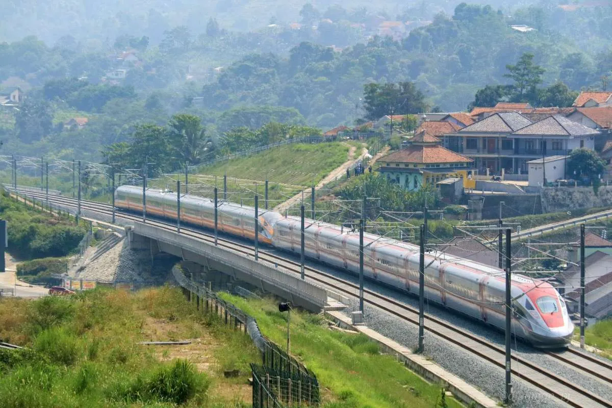 Mengapa Jokowi Beri Subsidi Tiket Kereta Cepat Jakarta-Bandung? 