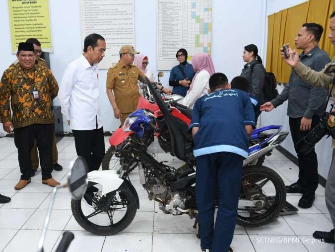 Tinjau SMKN 2 Bengkulu Tengah, Jokowi Minta Ada Koneksi Antara Sekolah dan Industri