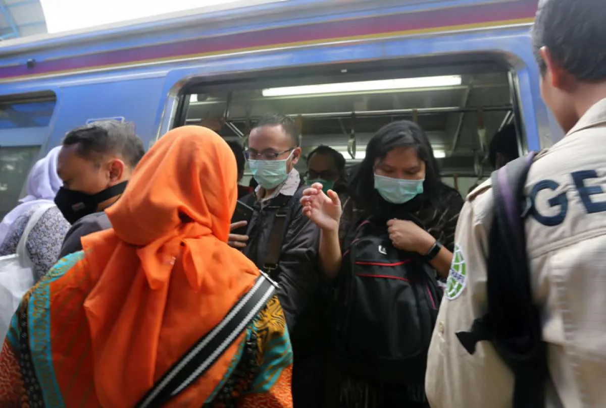 Operasional KRL Commuter Line diperpendek, penumpang berjejalan 
