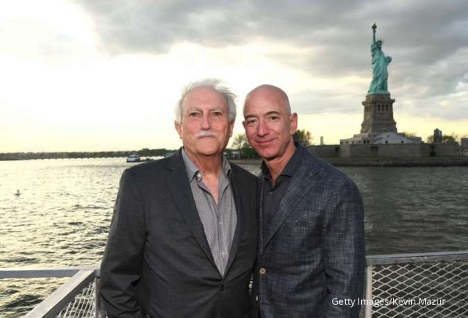 Jeff Bezos dan ayahnya Mike Bezos