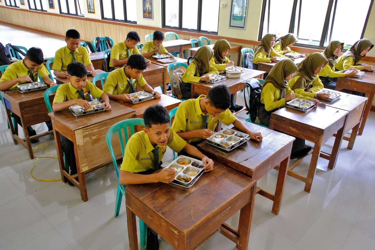 Viral Menu Pangsit Goreng di Program Makan Bergizi