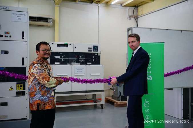 Schneider Electric Donasikan Panel Listrik dan Alat Uji Elektrikal untuk UNS