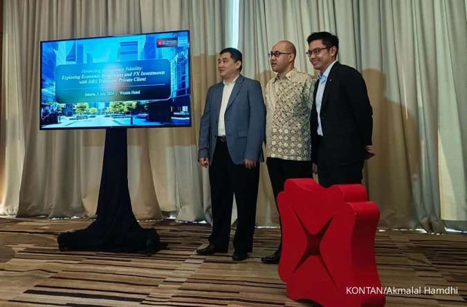 Para pembicara diskusi Navigating the Currency Volatility: Exploring Economic Projections and FX Investments with Bank DBS Indonesia.