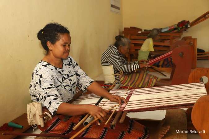 Melestarikan Kerajinan Tenun Secara Turun Temurun