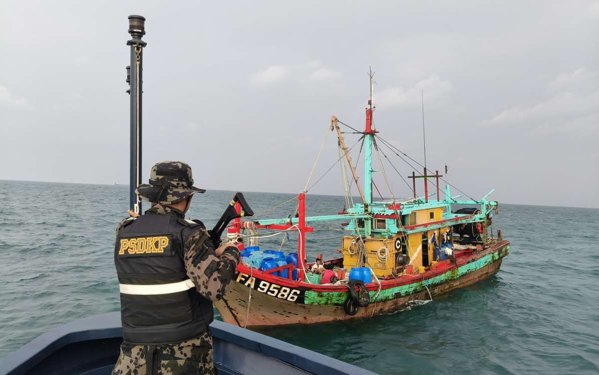KKP Melumpuhkan Kapal Malaysia di Selat Malaka