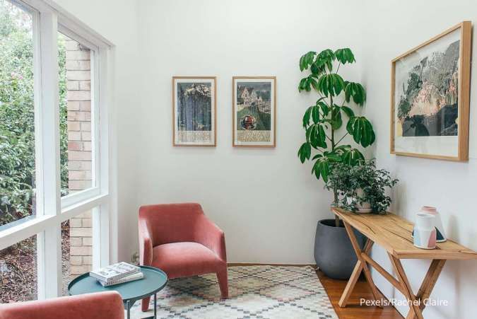 Interior rumah dengan tanaman dan sofa