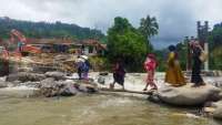 Warga Desa Tak Pakai Dolar, Begini Fakta Warga Desa Justru Paling Rentan