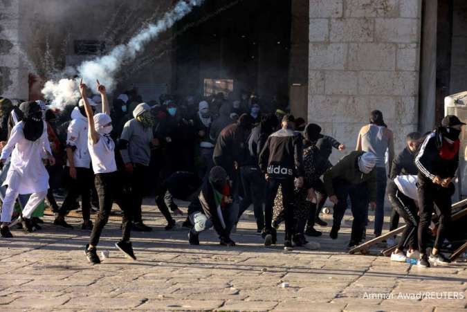 Bentrokan Pecah Antara Polisi Israel & Warga Palestina di Sekitar Masjidil Aqsa