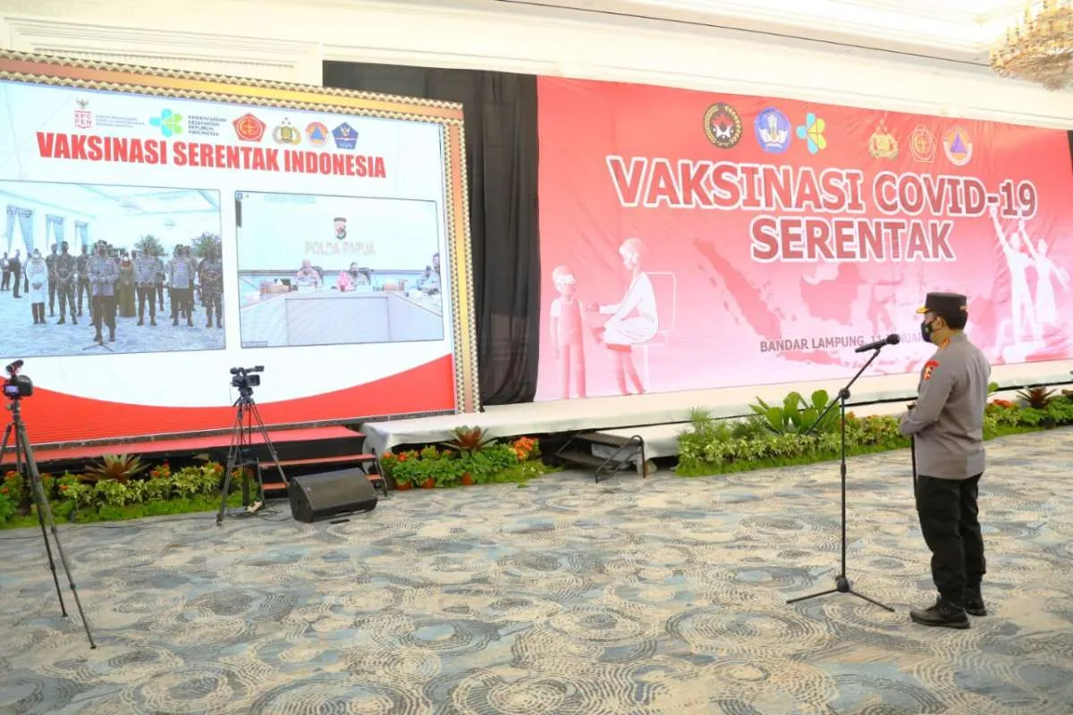 Tinjau Vaksinasi Serentak, Kapolri Instruksikan Akselerasi ke Lansia dan Anak-Anak