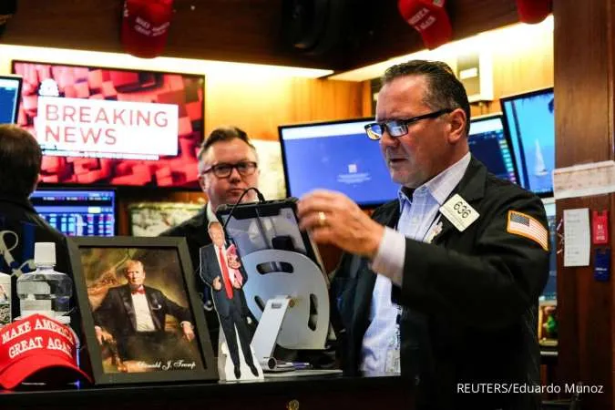 Wall Street Falls as Tech Rally Falters in Final Week of 2025