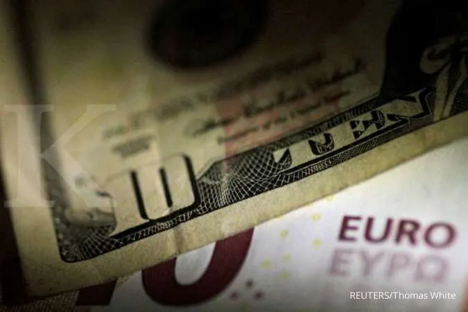 Euro hits lowest in three weeks as dollar gains from trade optimism