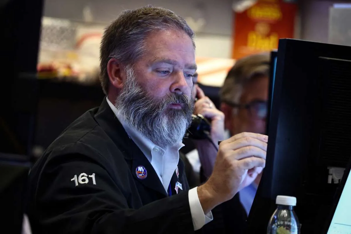 Wall Street Tergelincir Seiring Lonjakan Imbal Hasil Obligasi pada Selasa (22/10)