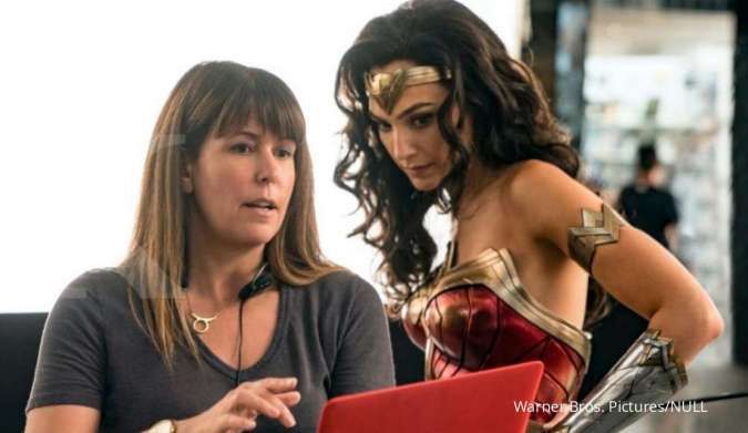 Gal Gadot dan sutradara Patty Jenkins di film Wonder Woman 1984.