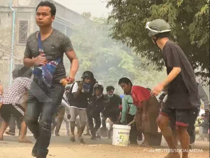 Ribuan orang Myanmar melarikan diri ke Thailand akibat serangan militer