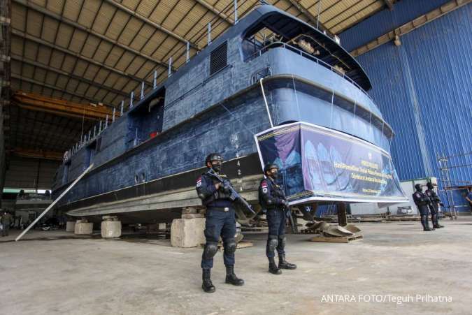 Petugas Bea Cukai berjaga di dekat barang bukti TPPU hasil kejahatan penyelundupan rokok impor di Batam, Kepulauan Riau, Jumat (23/9/2022).