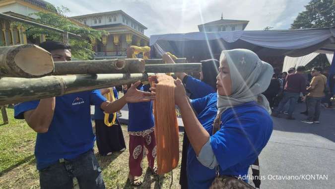 Tingkatkan Nilai Jual, BCA Edukasi Penenun Songket Pakai Pewarna Alam