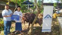 Tugure Salurkan Hewan Kurban ke Pondok Pesantren di Tangerang dan Kelurahan Menteng