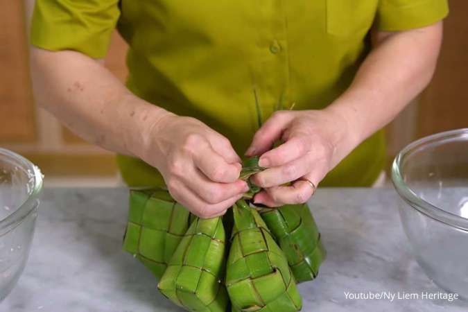 Cara bikin ketupat menggunakan panci presto bisa menghemat waktu merebus ketupat. 