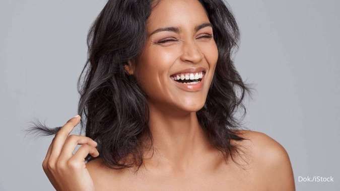 Anti Creasing! 4 Tips Makeup untuk Menyamarkan Smile Line