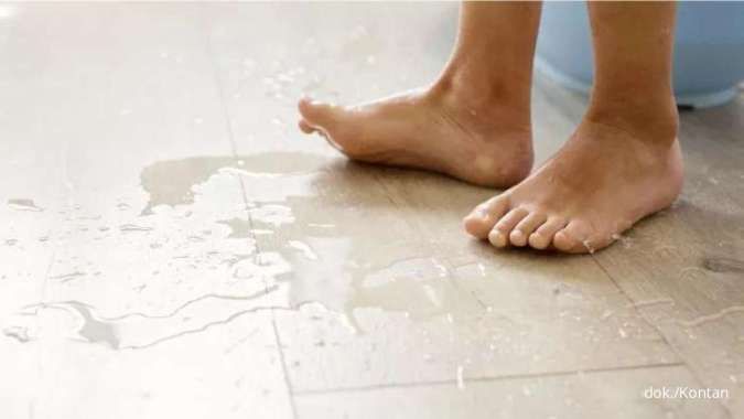 Begini Cara Mengatasi Lantai Kamar Mandi Licin yang Efektif, Coba yuk!
