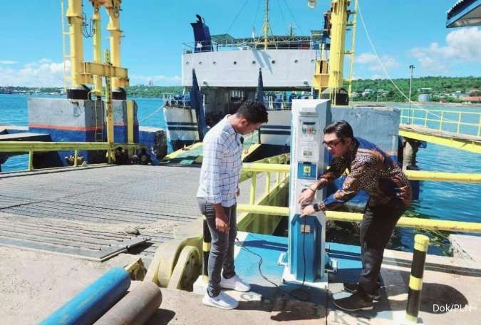 Pom Listrik Kapal Sandar PLN Bantu Doi Kromeng dan Nelayan Lain di NTT