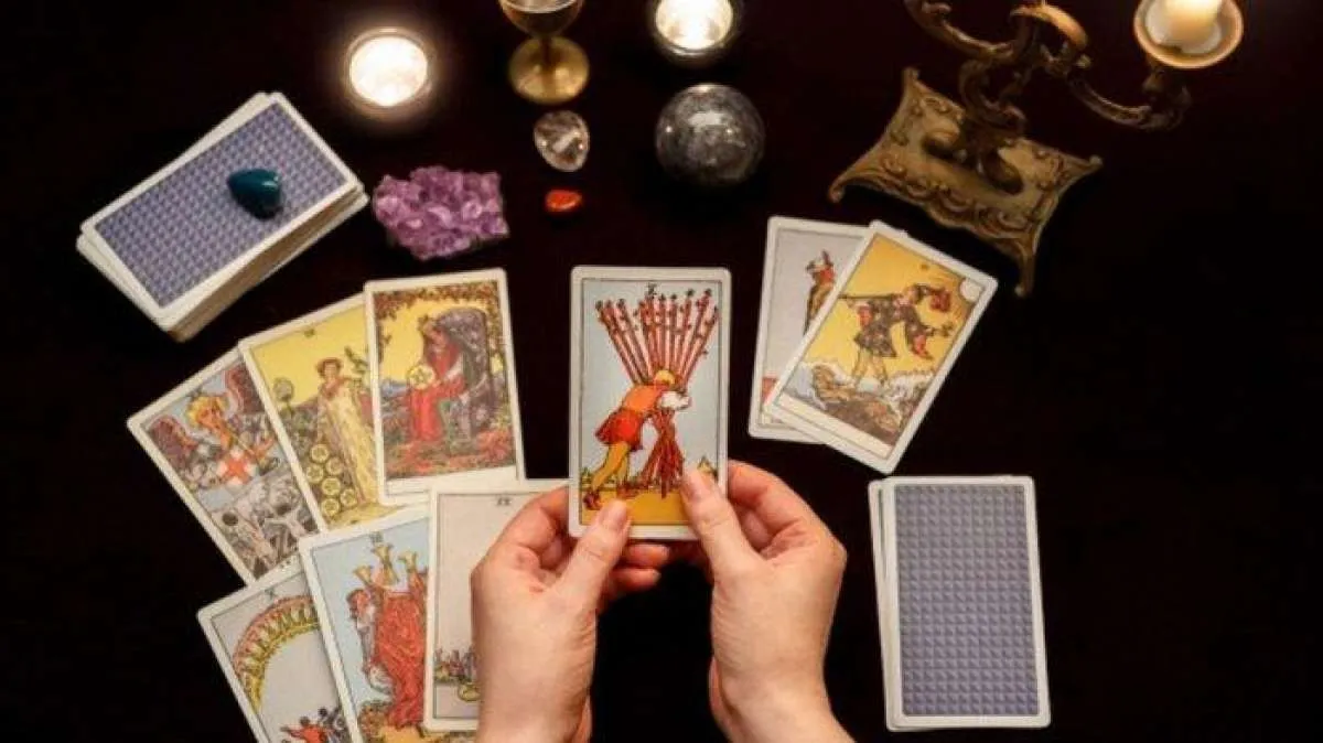 Tertarik mempelajari kartu tarot? Tonton bacaan tarot di channel Youtube Ini