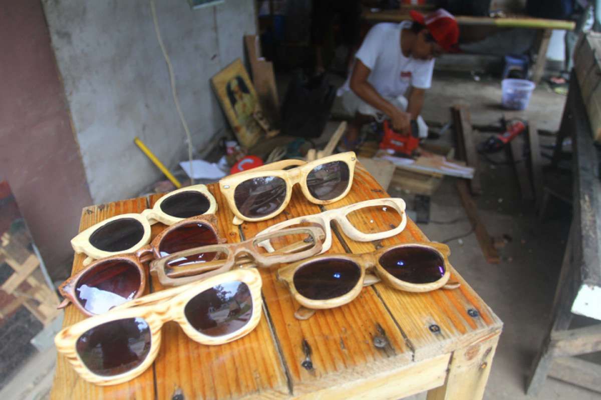 Perajin kacamata kayu