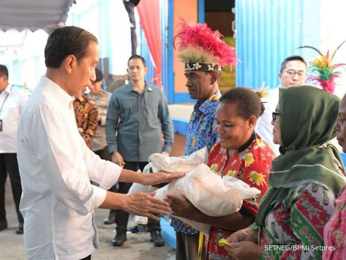 Jokowi Salurkan Bantuan Pangan Beras di Kabupaten Biak Numfor