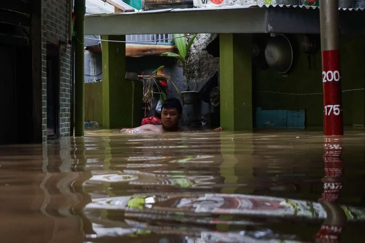 Banjir Setinggi 1,2 Meter Rendam Permukiman di Mampang