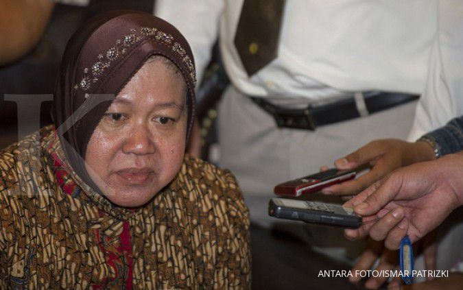 Keluarga penumpang AirAsia memprotes Risma