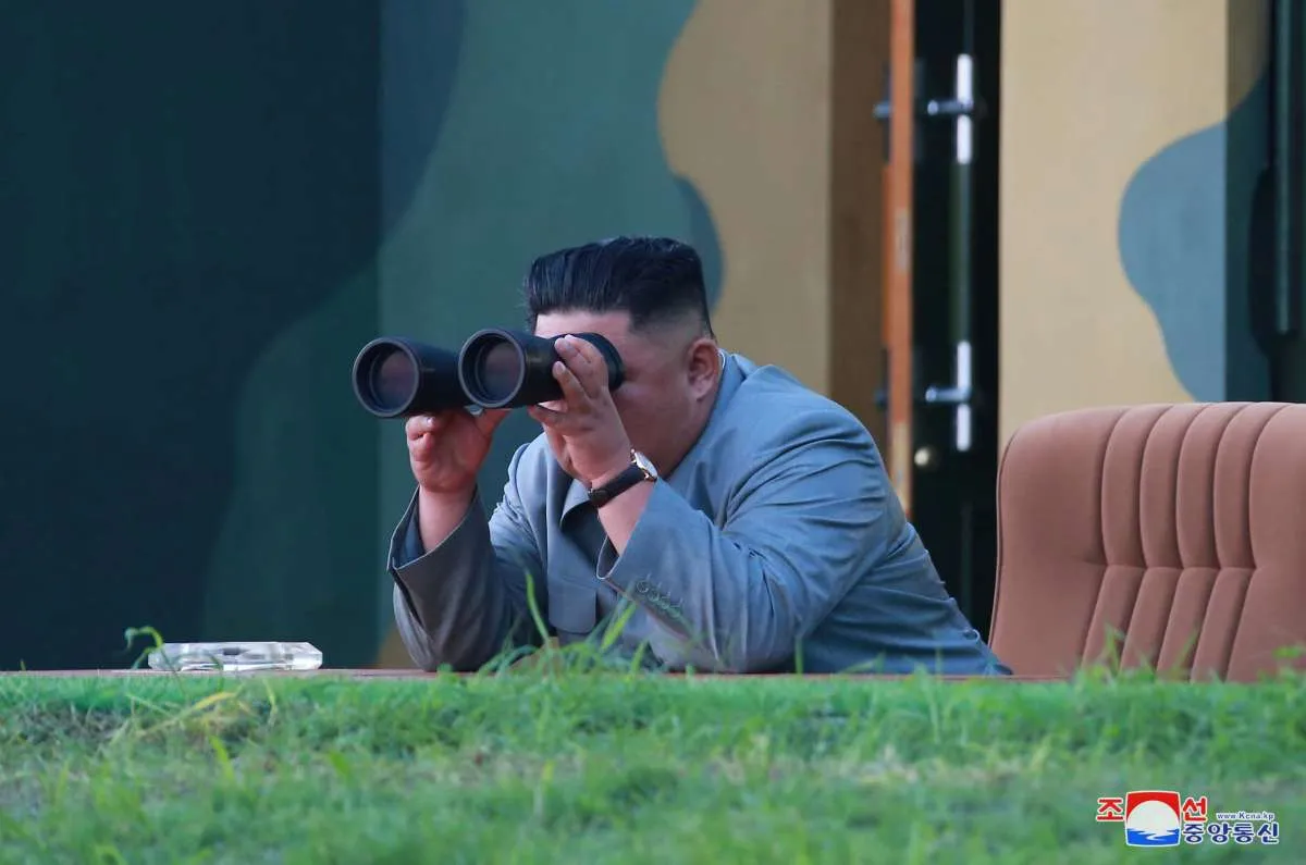 Kim Jong Un mengawasi uji peluncuran roket berganda super besar