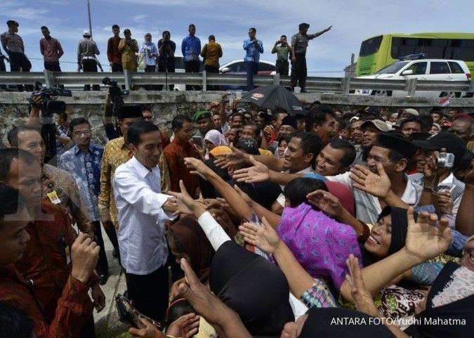 Momen Lebaran, Jokowi bagikan sembako di Solo