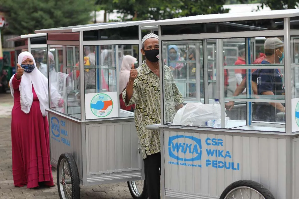 Berdayakan UMKM, Wijaya Karya (WIKA) bagikan gerobak dagang di Kelurahan Cipinang