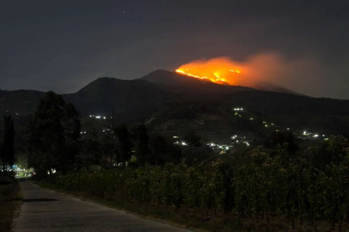 Gunung Merbabu terbakar, jalur pendakian masih ditutup
