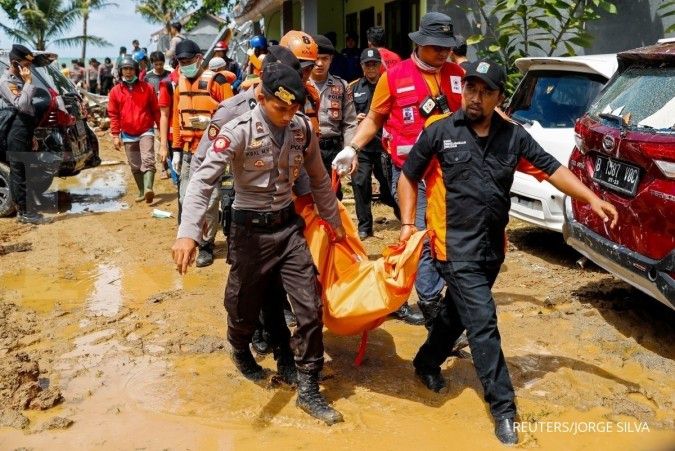 Tim kepolisian evakuasi 29 korban yang terbawa gelombang tsunami Selat Sunda