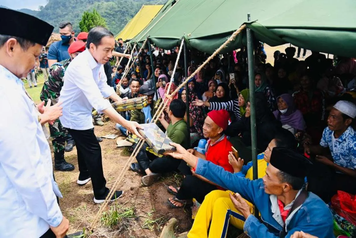 Tinjau Pengungsi Terdampak Gempa Cianjur, Jokowi Beri Bantuan Rp 5 Juta