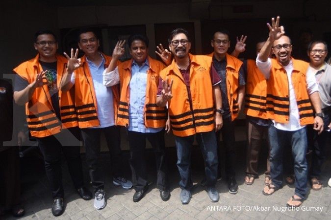 Tujuh tahanan KPK kompak acungkan tiga jari