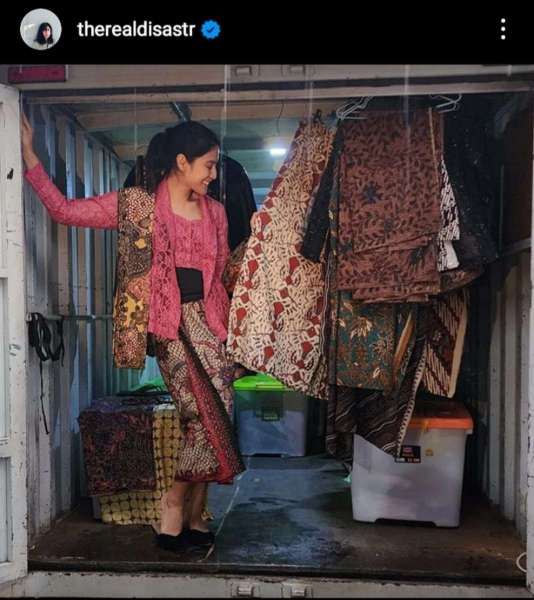 Dian Sastro Gaungkan Penggunaan Kain dan Kebaya