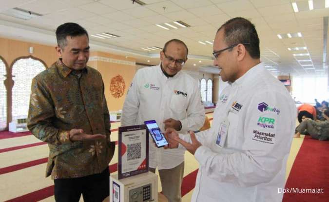 Dari kanan: Direktur Operasi Bank Muamalat Wahyu Avianto, Chief Human Capital Officer Riksa Prakoso dan Direktur Kepatuhan Muamalat Karno, melakukan donasi menggunakan fitur QR Code pada aplikasi Muamalat DIN di kotak amal Masjid Al-Muamalah, Muamalat Tower, Jakarta, Kamis (12/1).