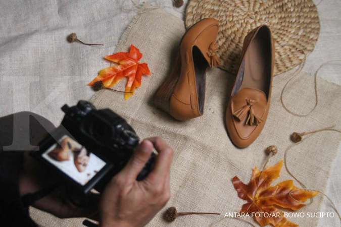 Menggunakan sepatu berhak rendah bisa jadi cara menghindari sakit pinggang saat hamil.