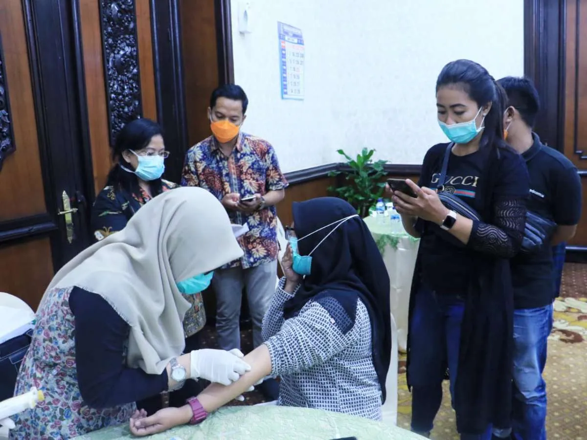 Khofifah fasilitasi rapid test corona dan vaksin influenza bagi jurnalis